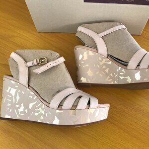 Clarks Women’s Size 10 Nude Leather Amelia Page Floral Wedge Sandals